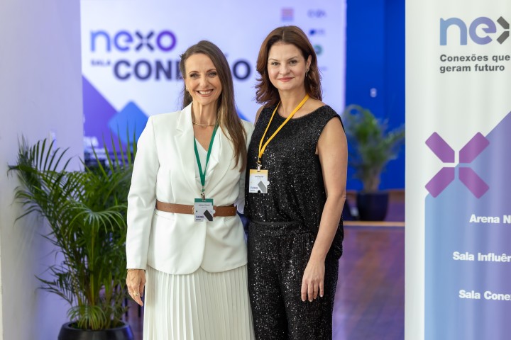 Duas participantes posando juntas no NEXO 2026