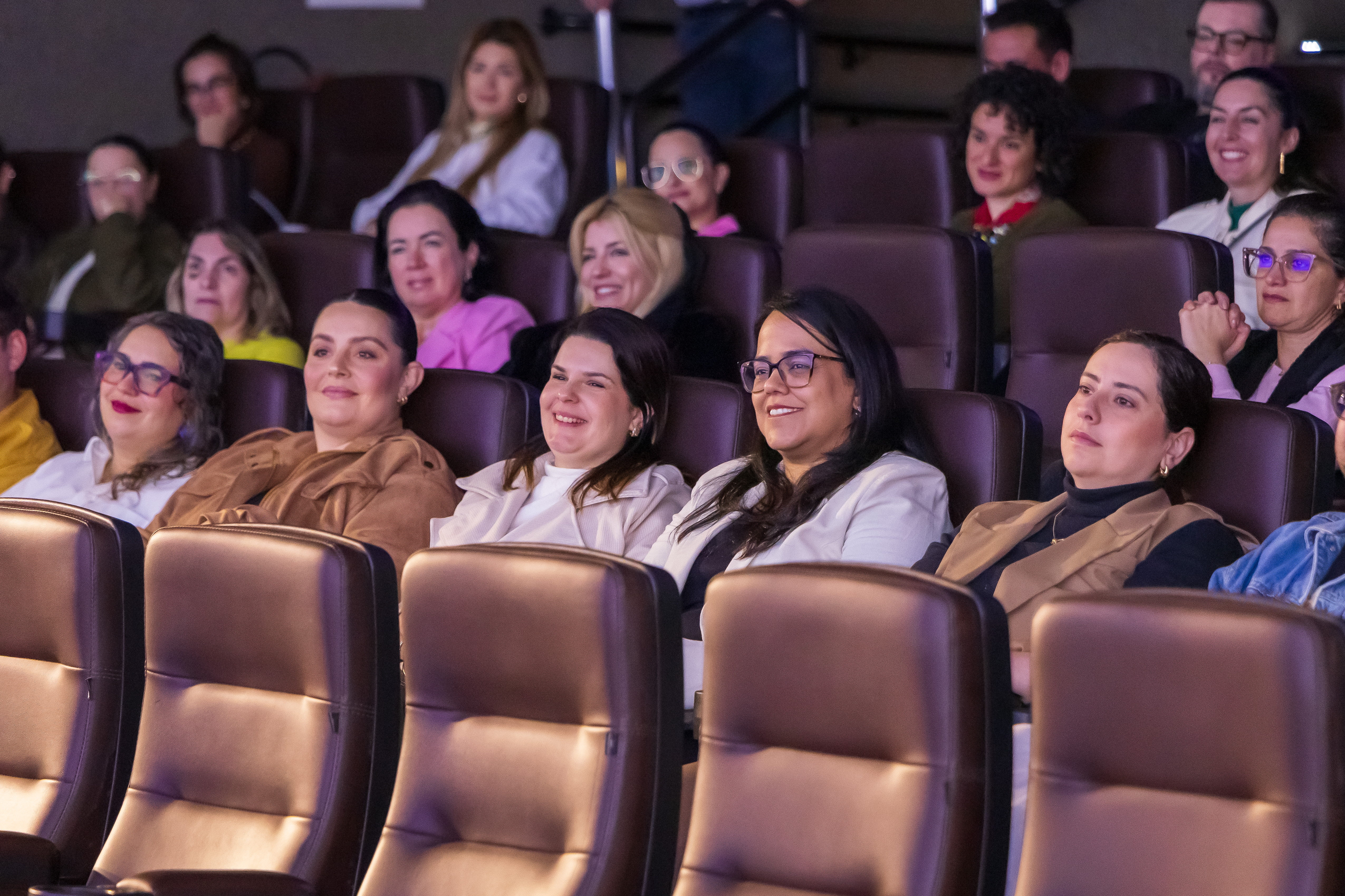 Público reagindo e sorrindo no lançamento NEXO