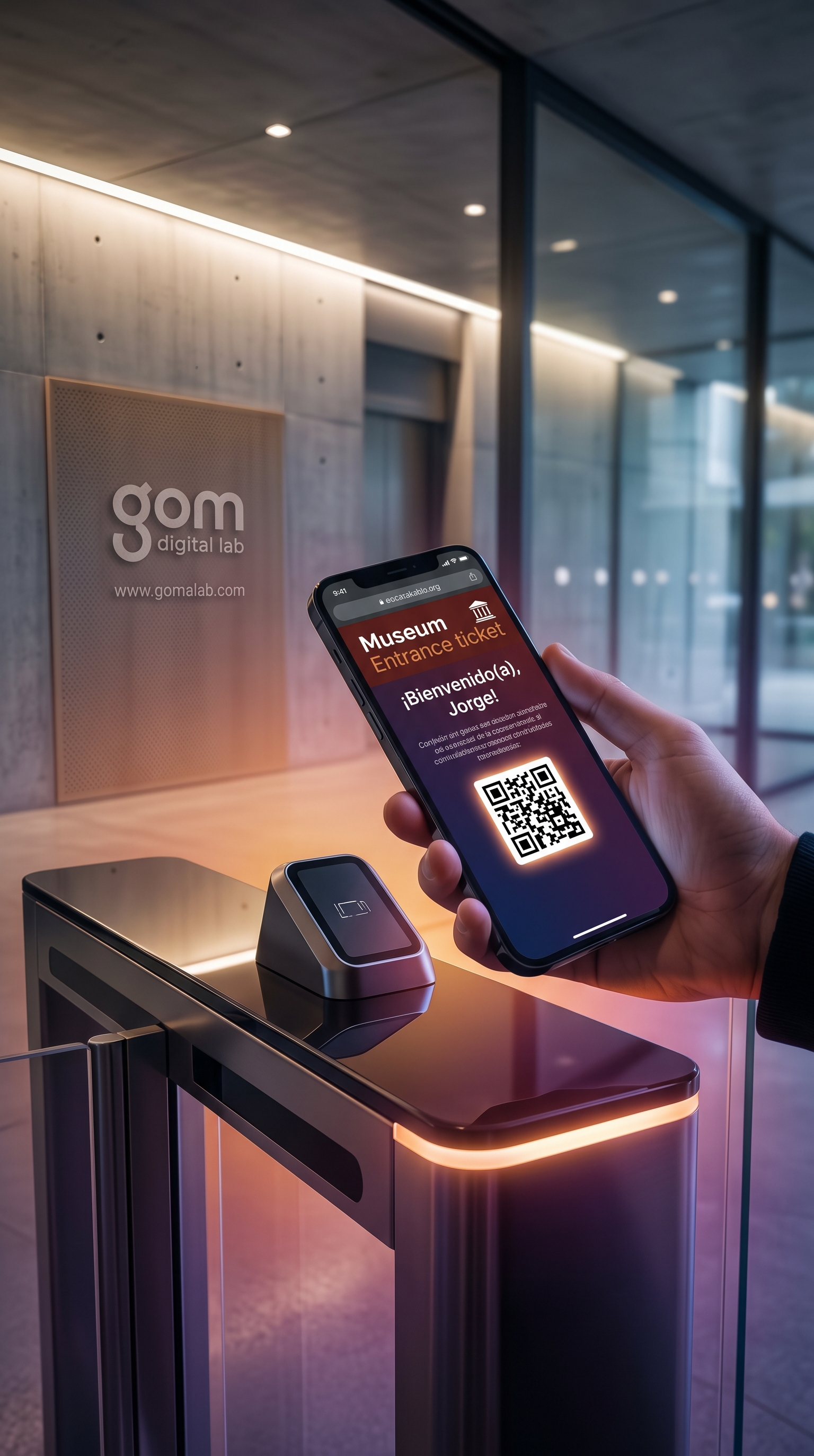 Visitante mostrando el QR de su boleto en la pantalla de su teléfono