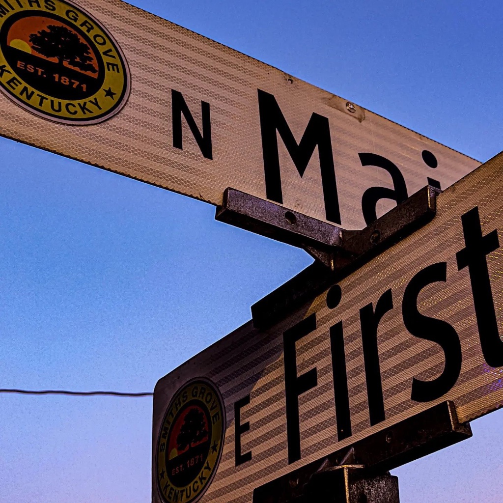 Smiths Grove street signs at dusk