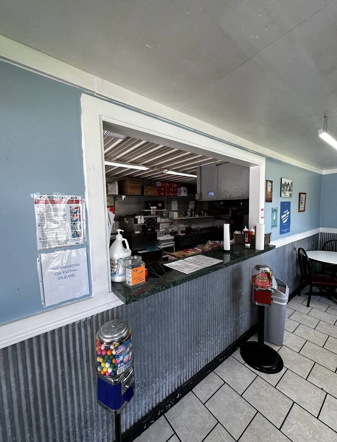 Order counter with a view into the kitchen