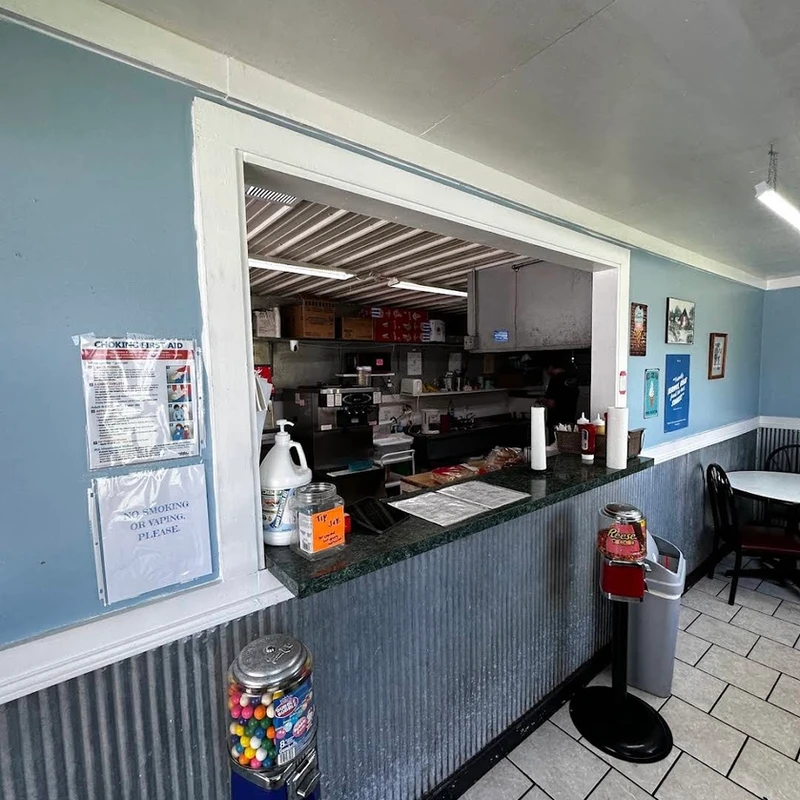 The Flavor Isle dining room