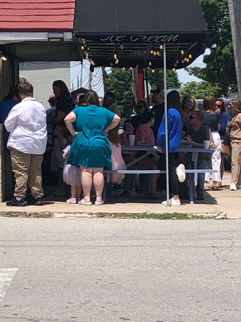 Busy lunch crowd at the outdoor tables