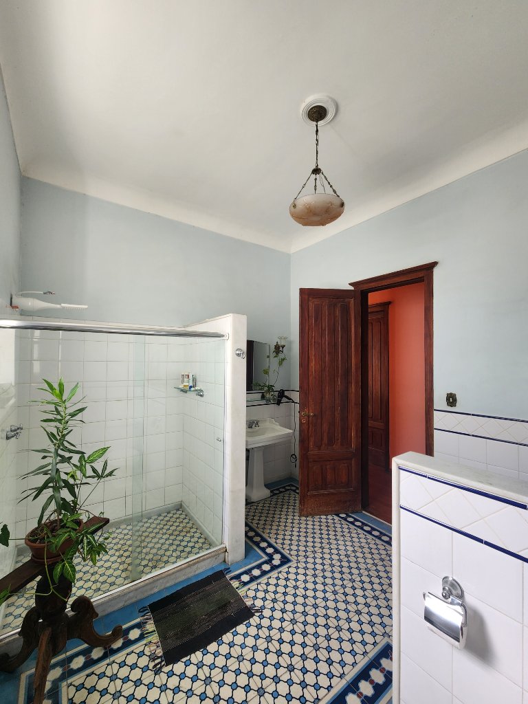 Shared Bathroom — photo 2