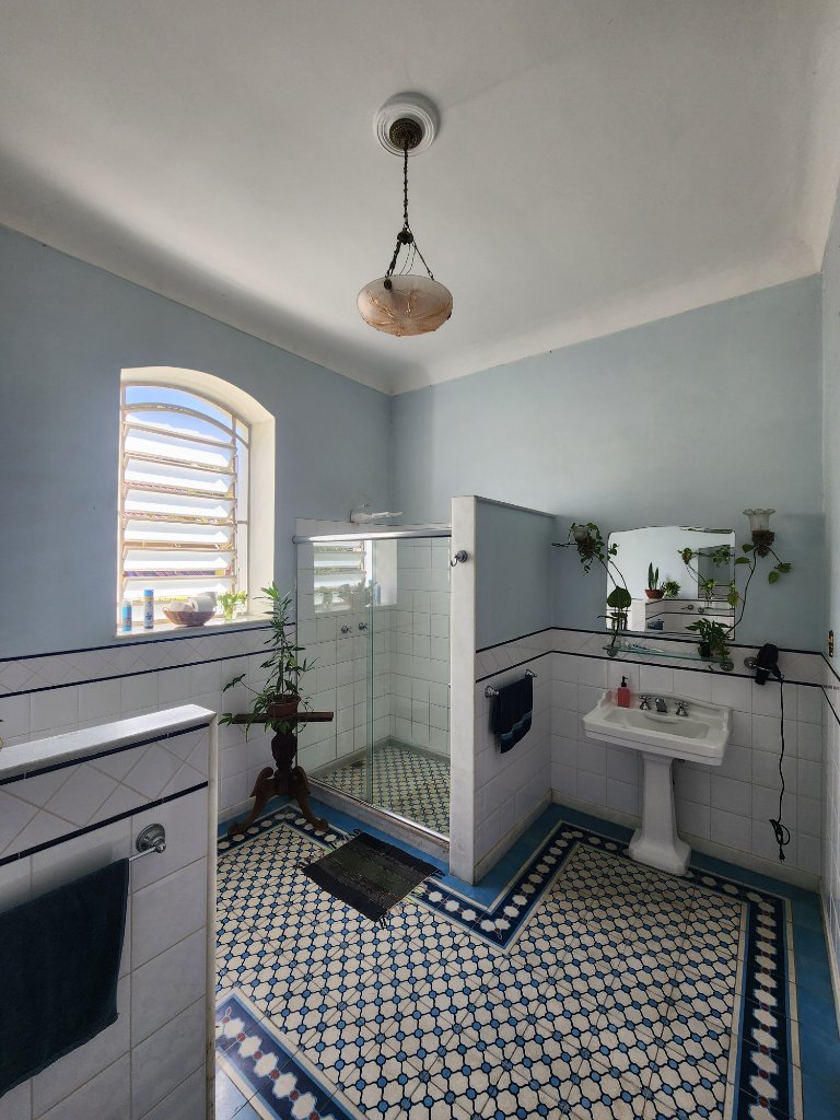 Shared Bathroom — photo 3