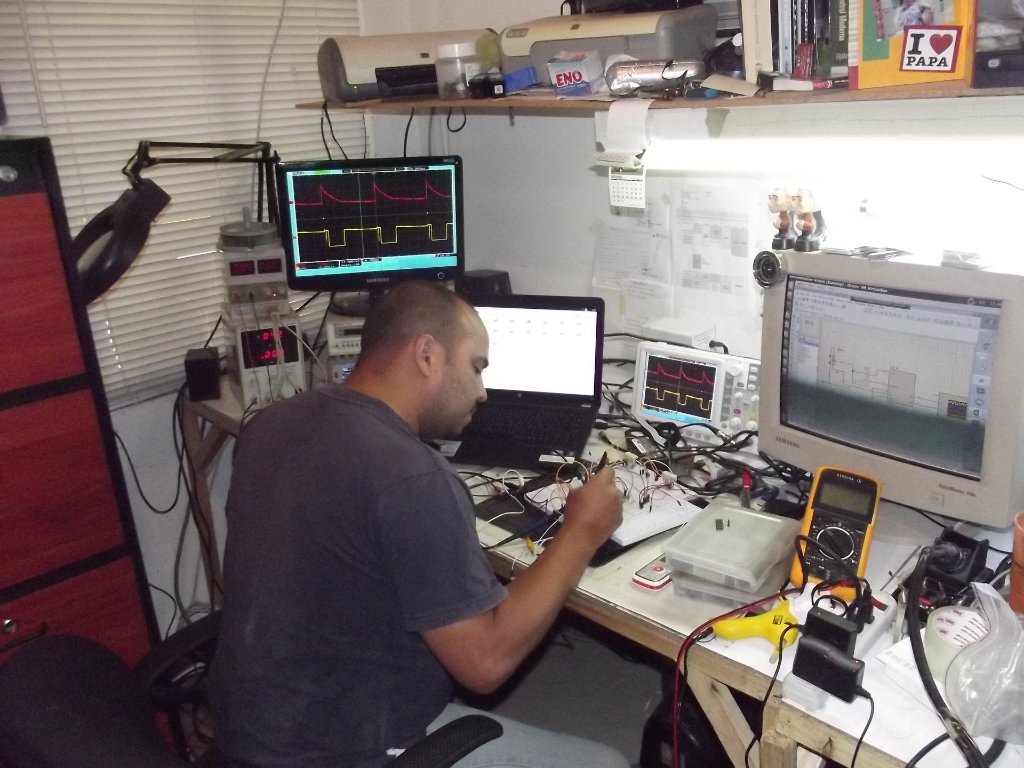 En el laboratorio de electrónica — primeros experimentos