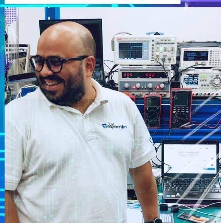Nelson en laboratorio de electrónica — reparación de precisión