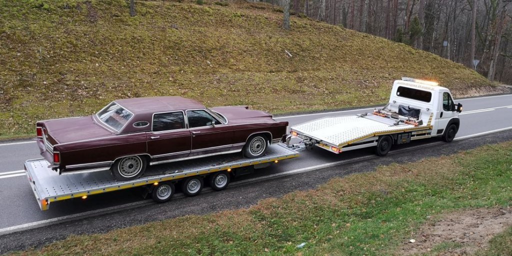 Holowanie zabytkowego samochodu Słupsk – transport oldtimera lawetą