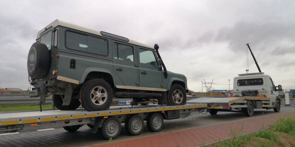 Holowanie SUV Słupsk – transport Land Rovera na lawecie niskopodwoziowej
