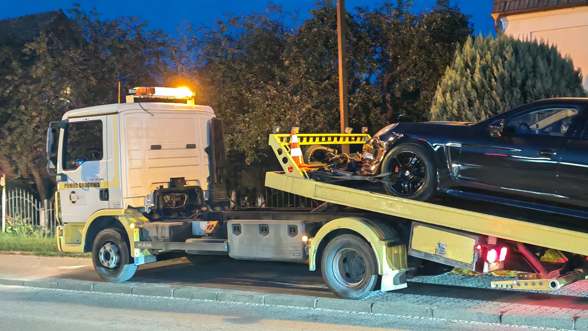 Laweta Słupsk – nocny transport uszkodzonego samochodu sportowego