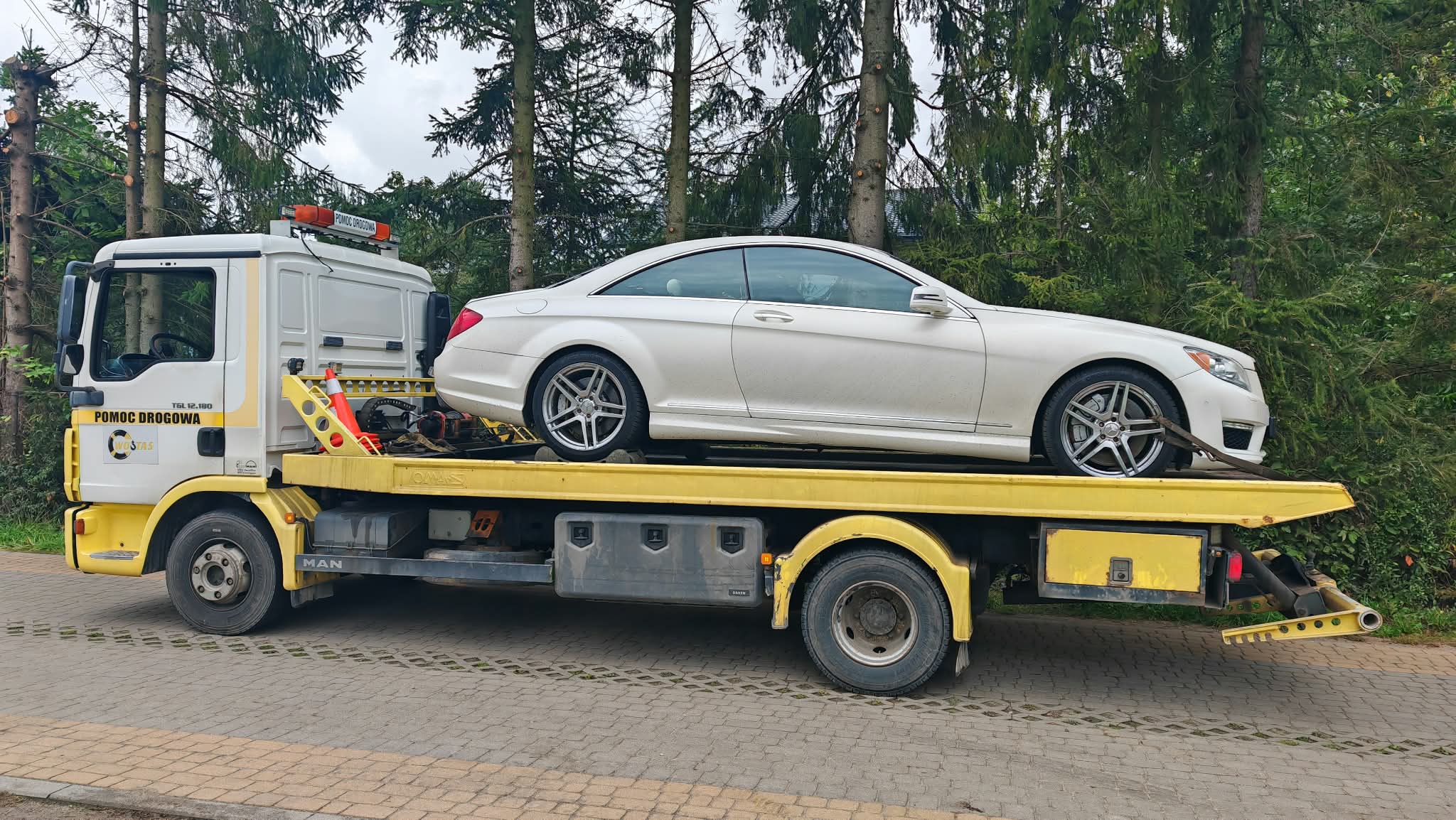 Laweta Słupsk – transport białego kabrioletu Mercedes