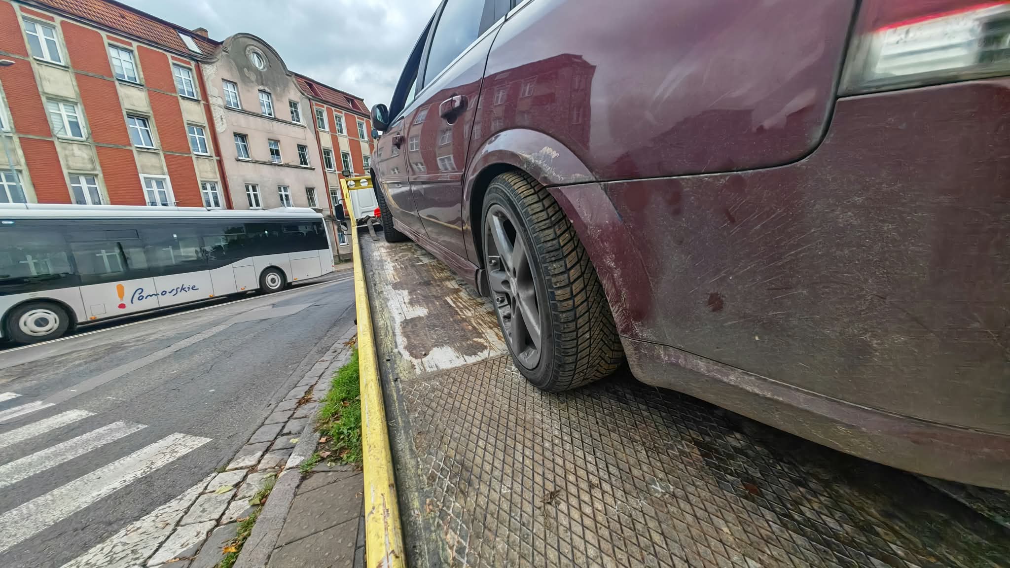Samochód załadowany na lawetę przy ulicy w Słupsku