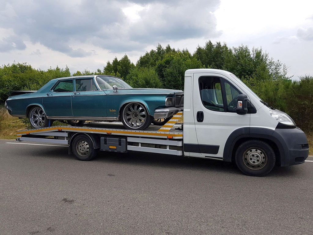 Holowanie muscle car Słupsk – laweta transport klasycznego auta amerykańskiego