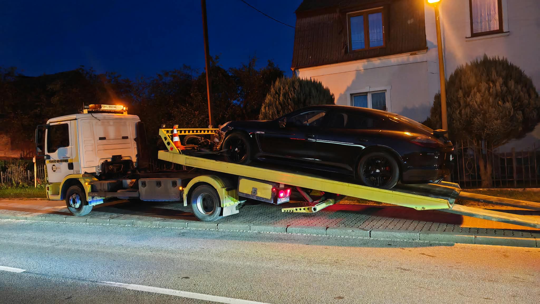 Nocny transport uszkodzonego Porsche lawetą w Słupsku