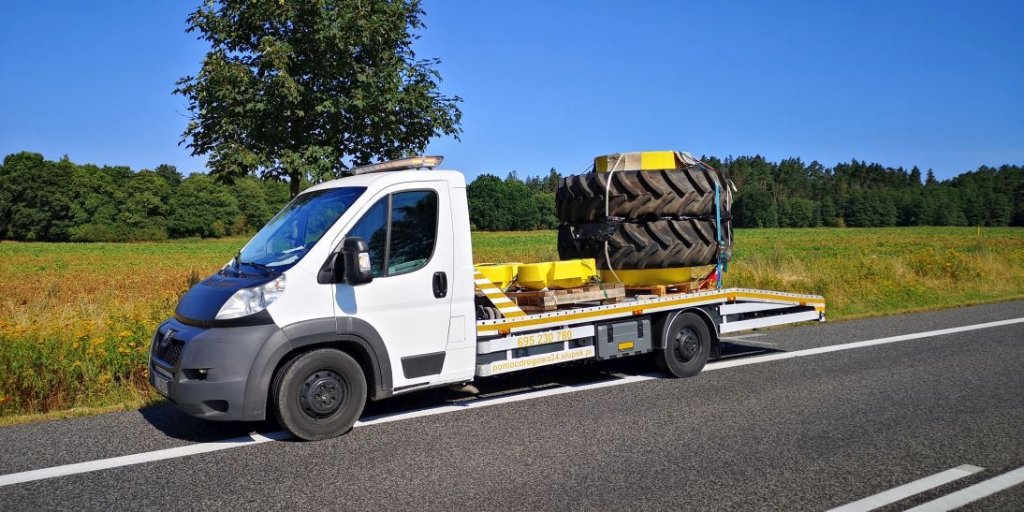 Transport opon rolniczych Słupsk – laweta z ładunkiem rolniczym