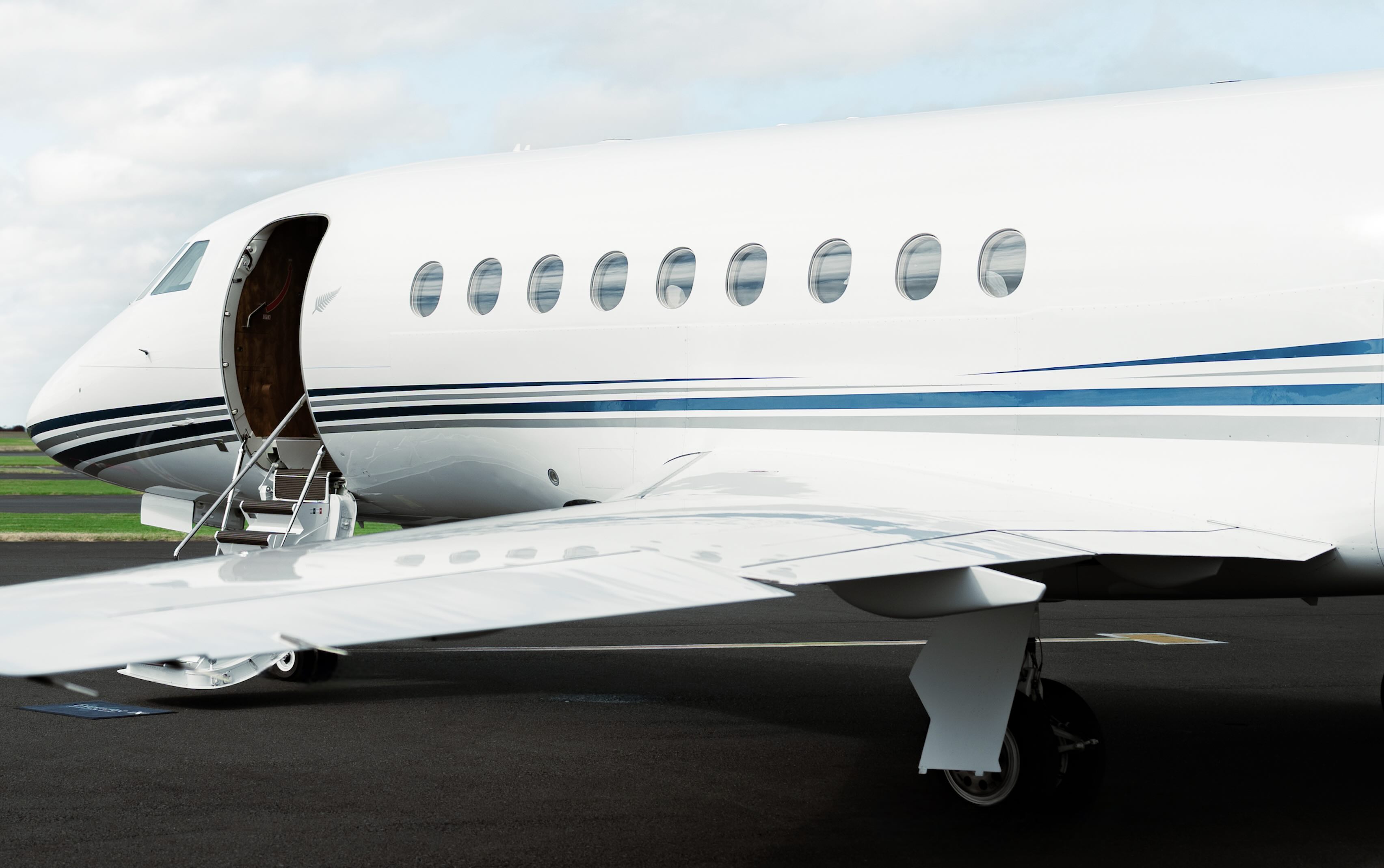 Falcon 2000LX — Exterior