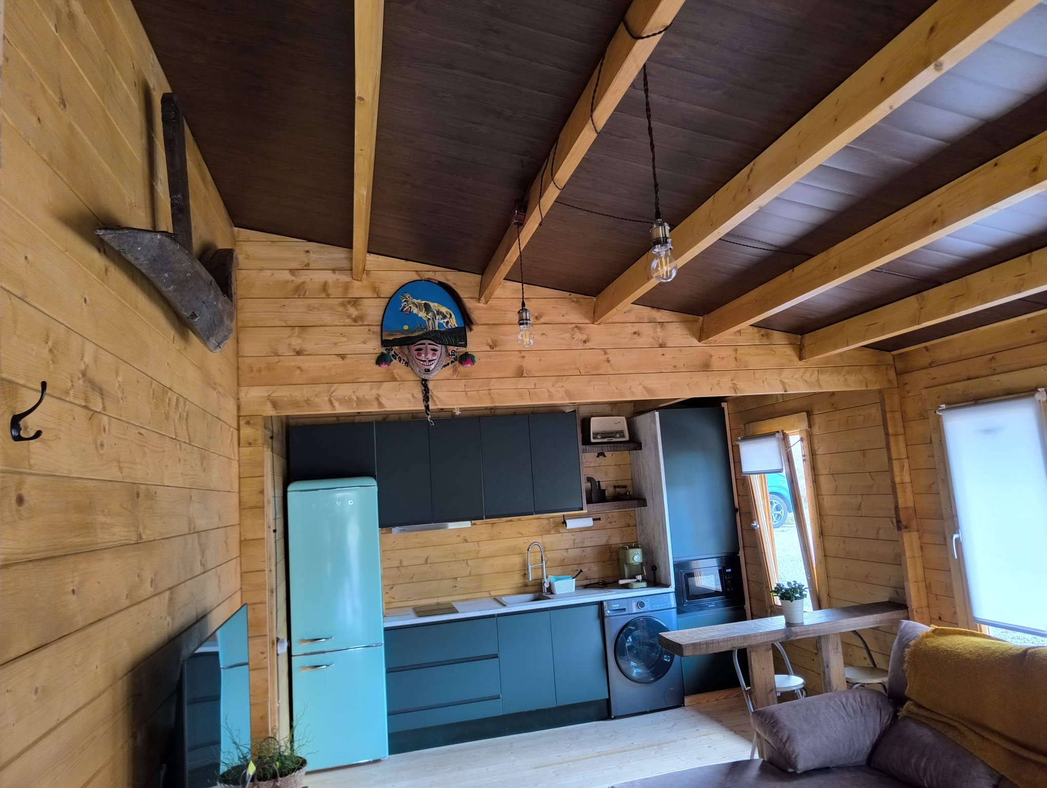 Cocina rústico-moderna en casa de madera