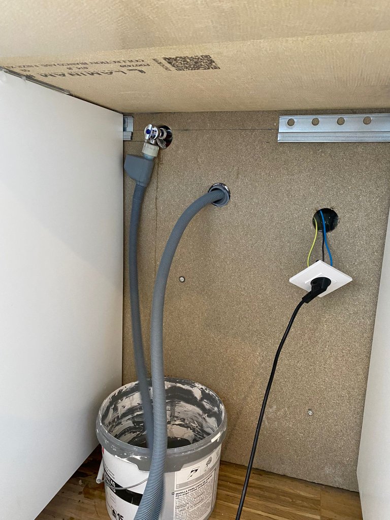 Tomas de agua y luz para lavadora