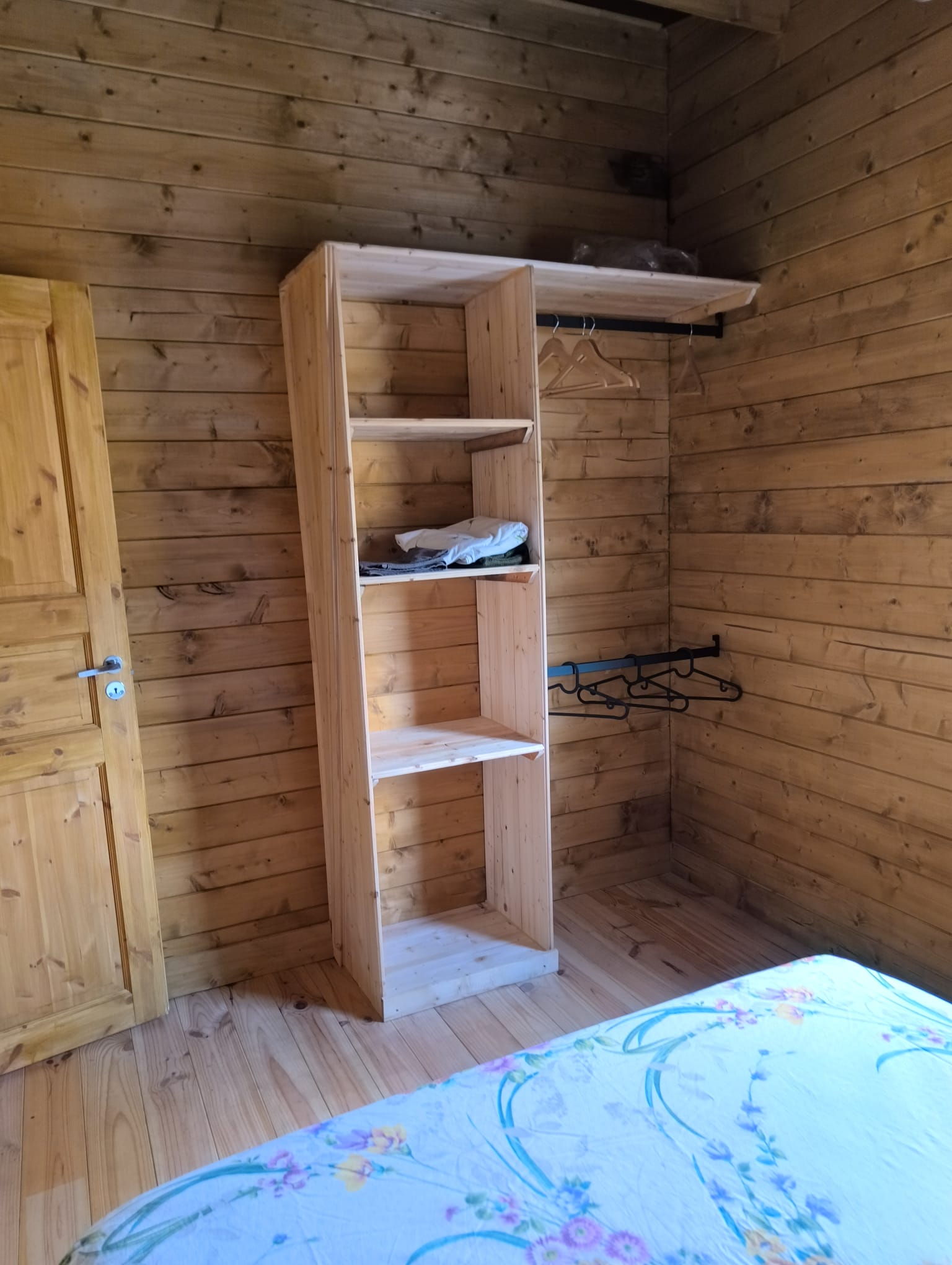 Vestidor a medida en casa de madera
