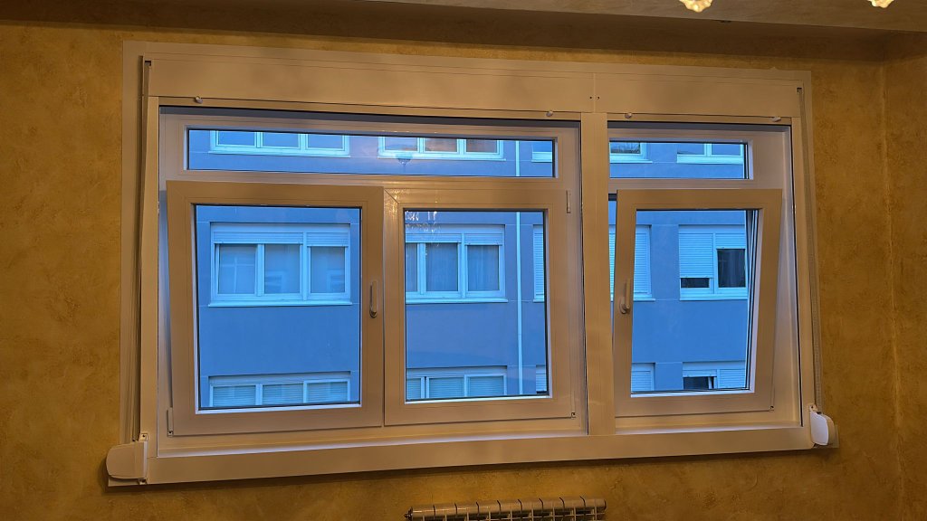 Ventana de PVC de tres cuerpos en pared de color