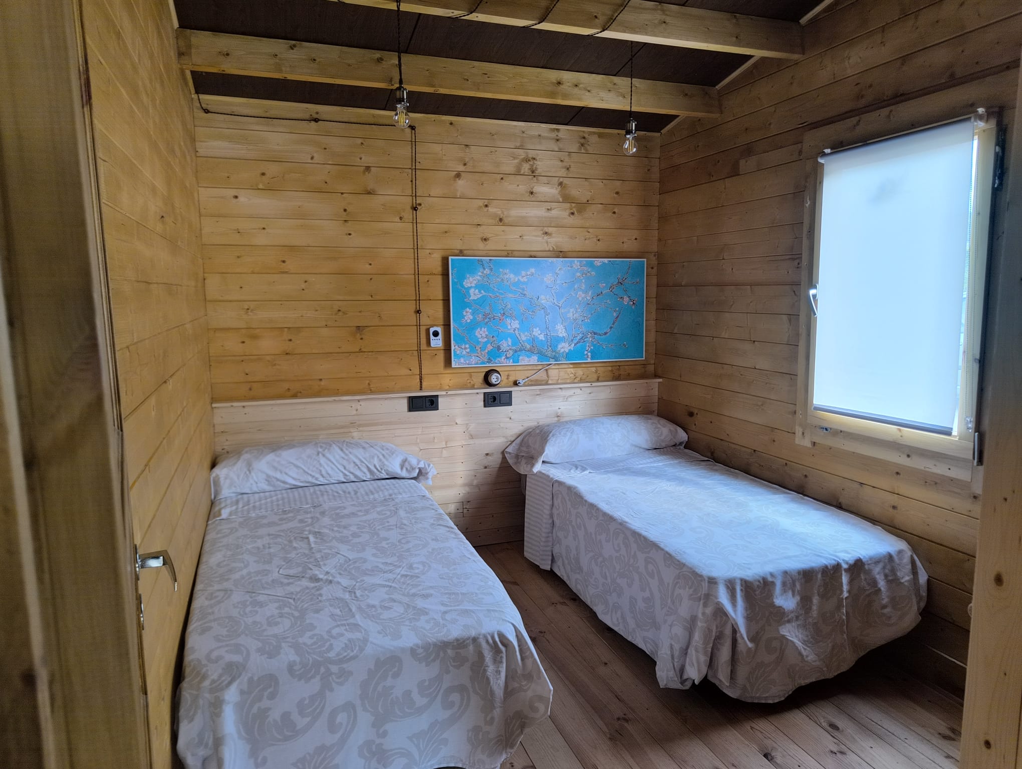 Habitación doble con techo abuhardillado