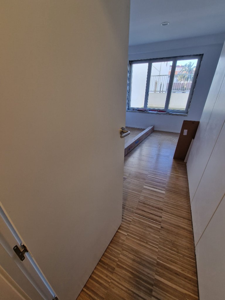 Dormitorio con tarima y puerta lacada