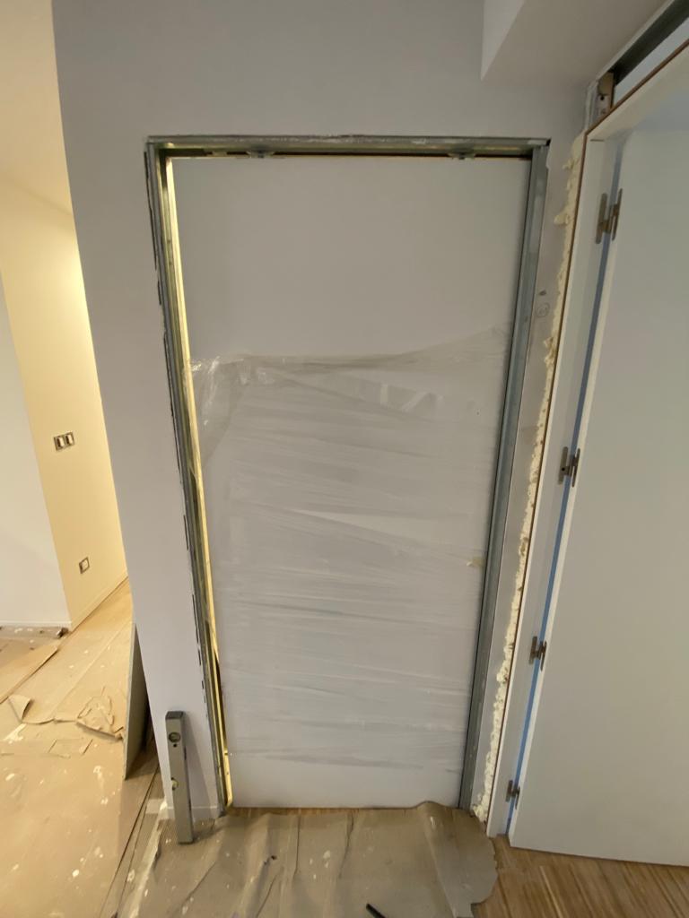 Colocación de puerta con premarco metálico en A Coruña