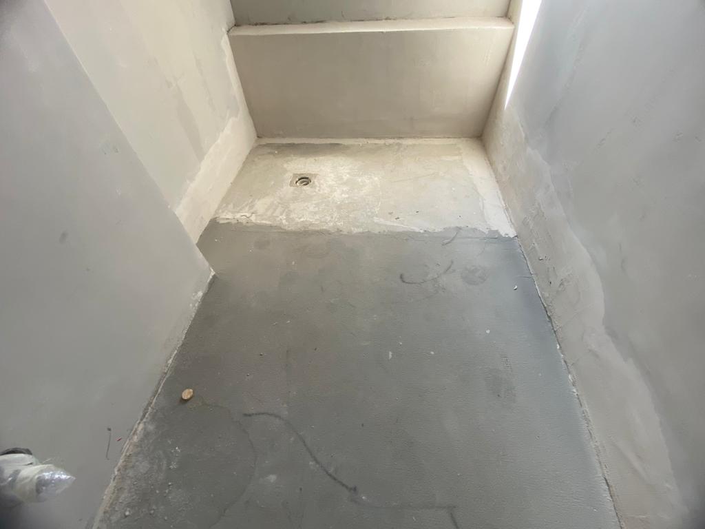Preparación de paredes en baño durante reforma en A Coruña