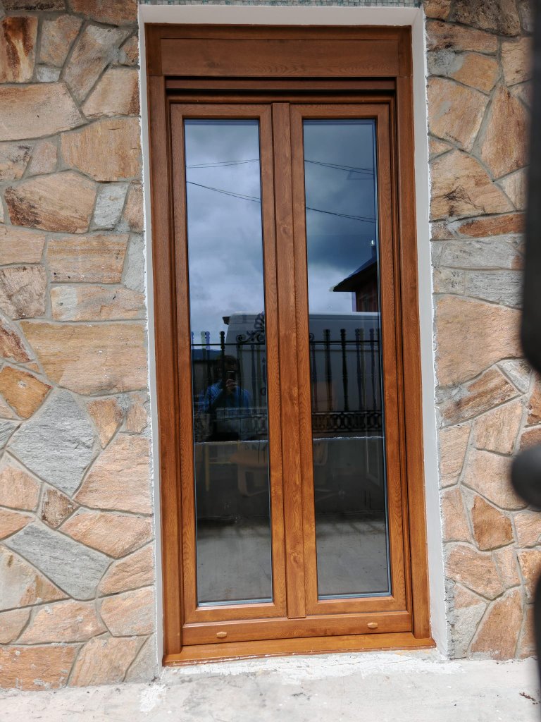 Ventana doble hoja acabado madera en piedra