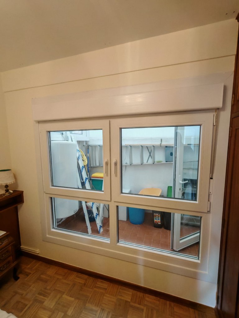 Ventana de dos hojas de PVC abierta