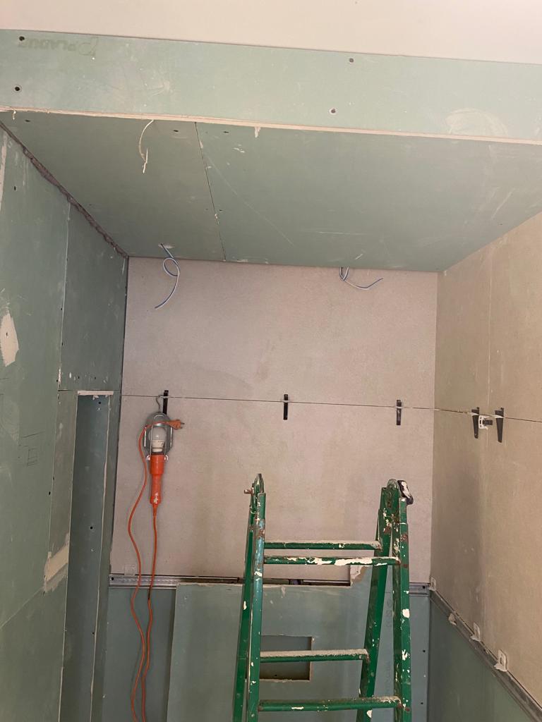 Pladur hidrófugo instalado en baño durante reforma
