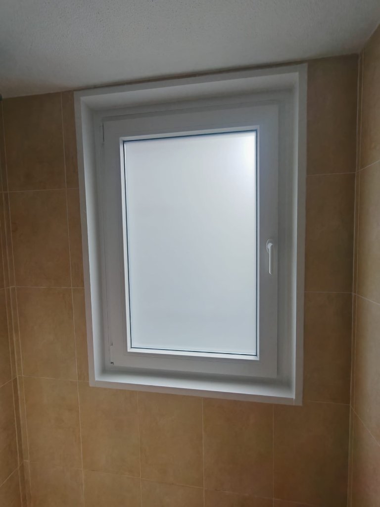 Ventana de PVC con cristal esmerilado en baño