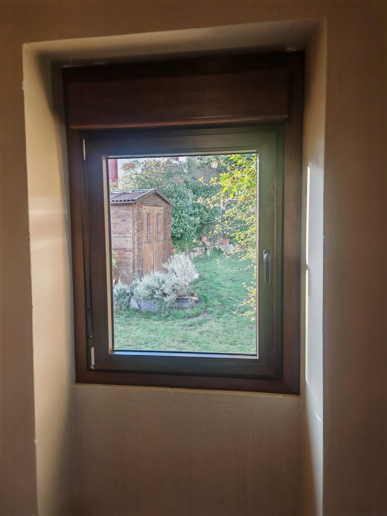 Ventana con acabado madera en hueco enrasado