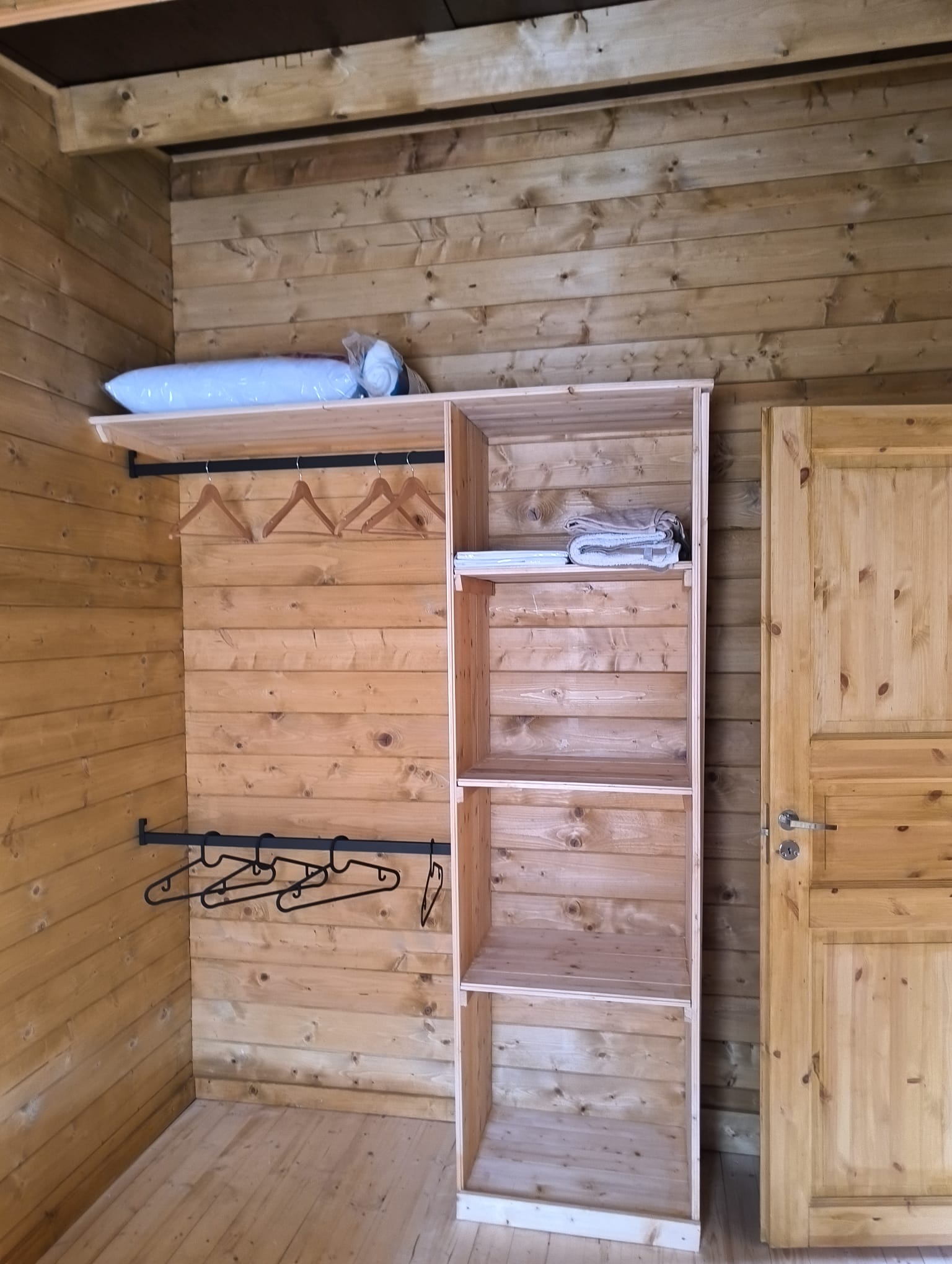 Zona de almacenamiento en casa de madera