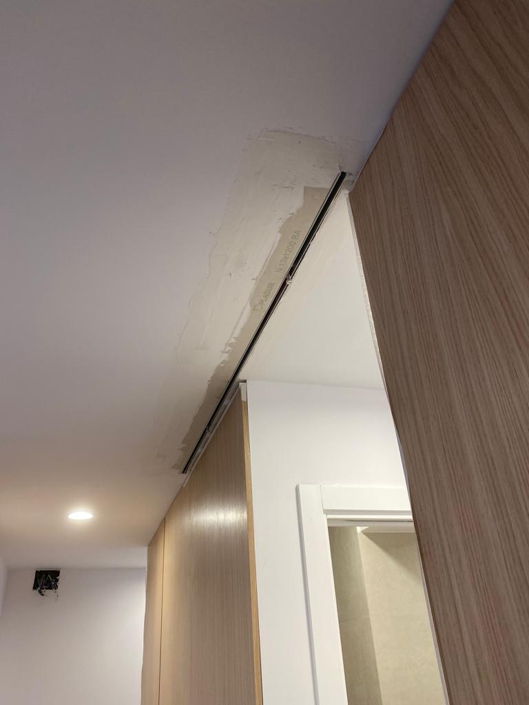 Instalación de guía para puerta corredera empotrada en A Coruña