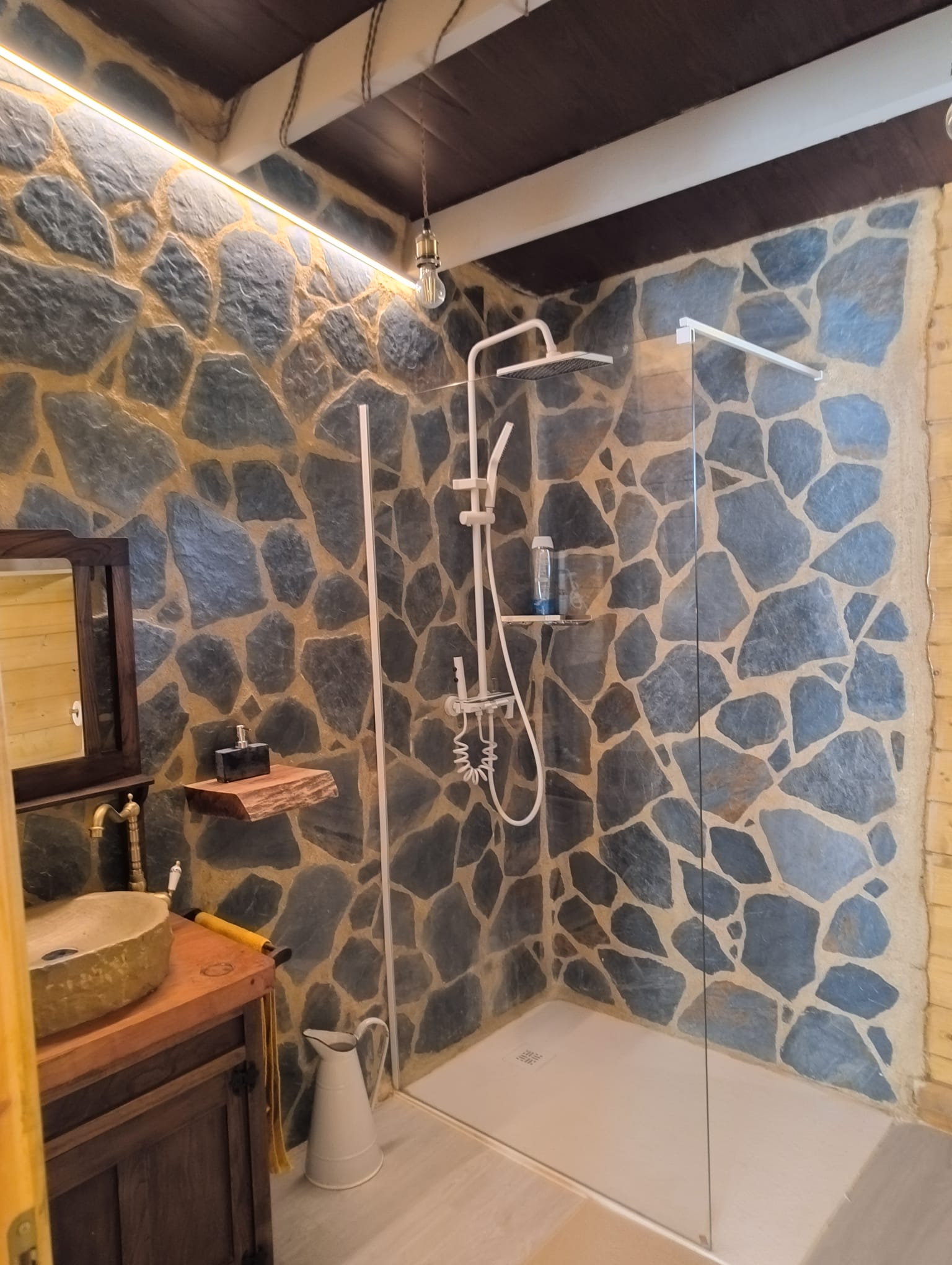Detalle de baño con piedra y madera
