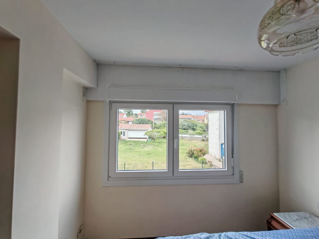 Ventana oscilobatiente de PVC en dormitorio