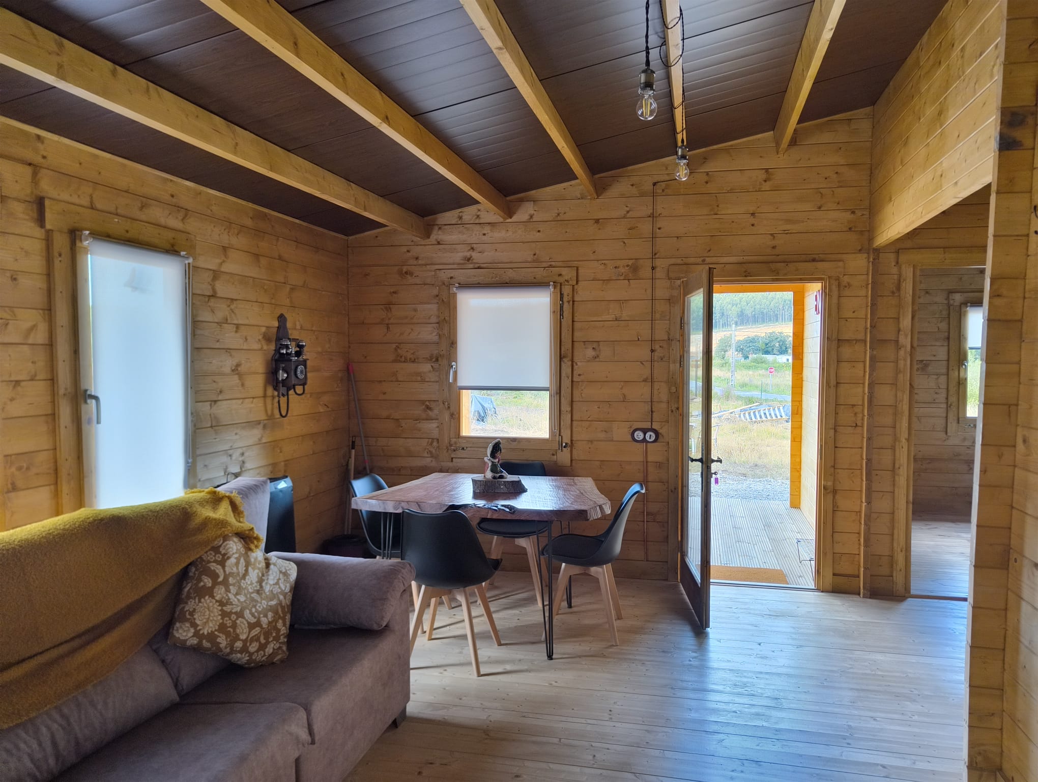 Salón-comedor en casa de madera