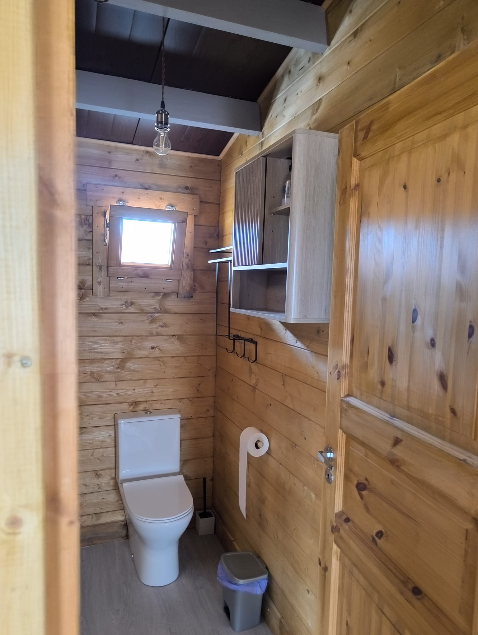 Baño con revestimiento de madera