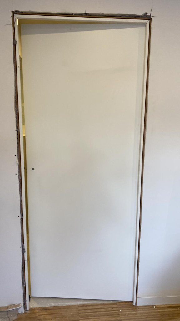 Instalación de puerta lacada en blanco con ajuste fino en A Coruña