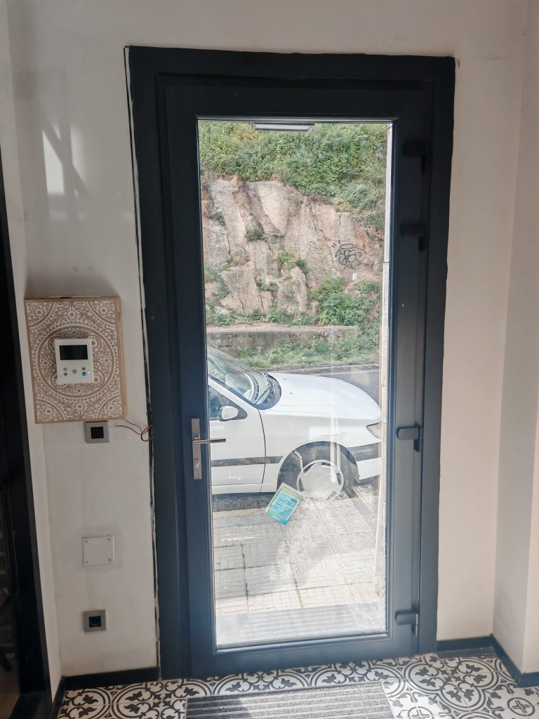 Puerta acristalada con marco antracita