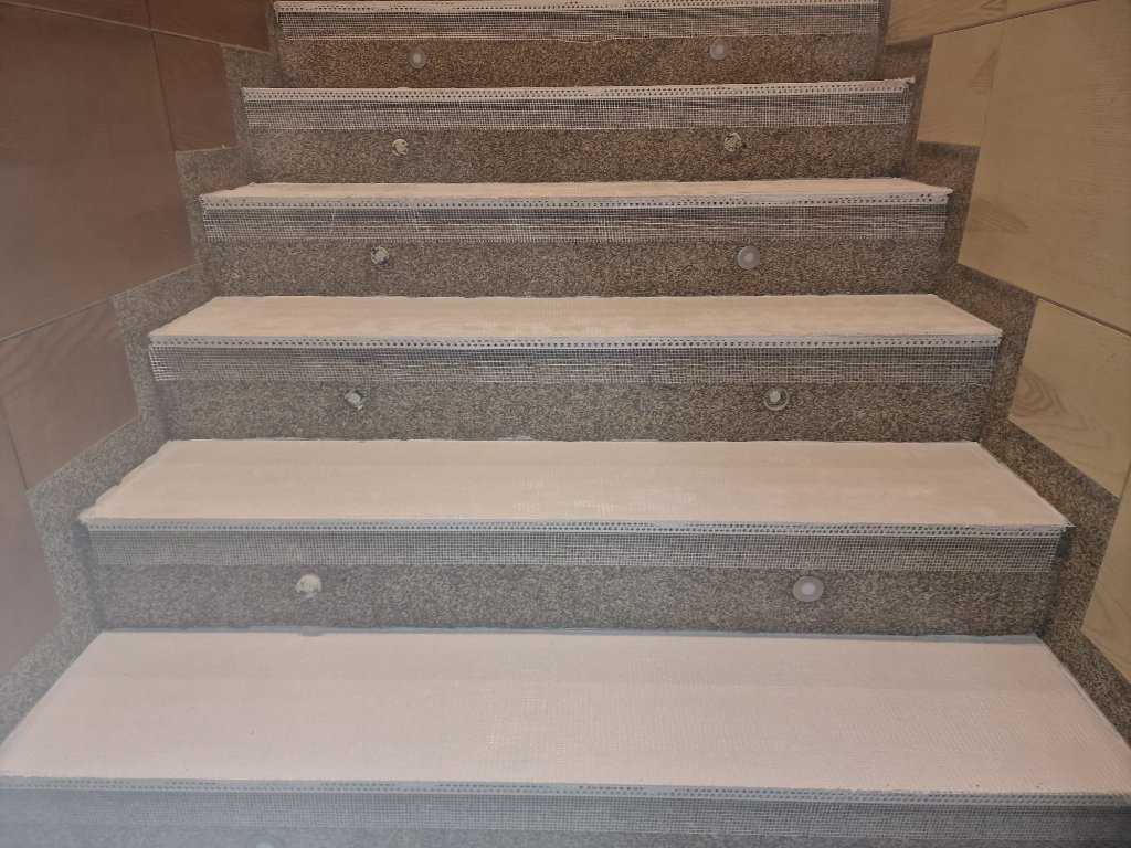 Reforma de escalera de portal con granito