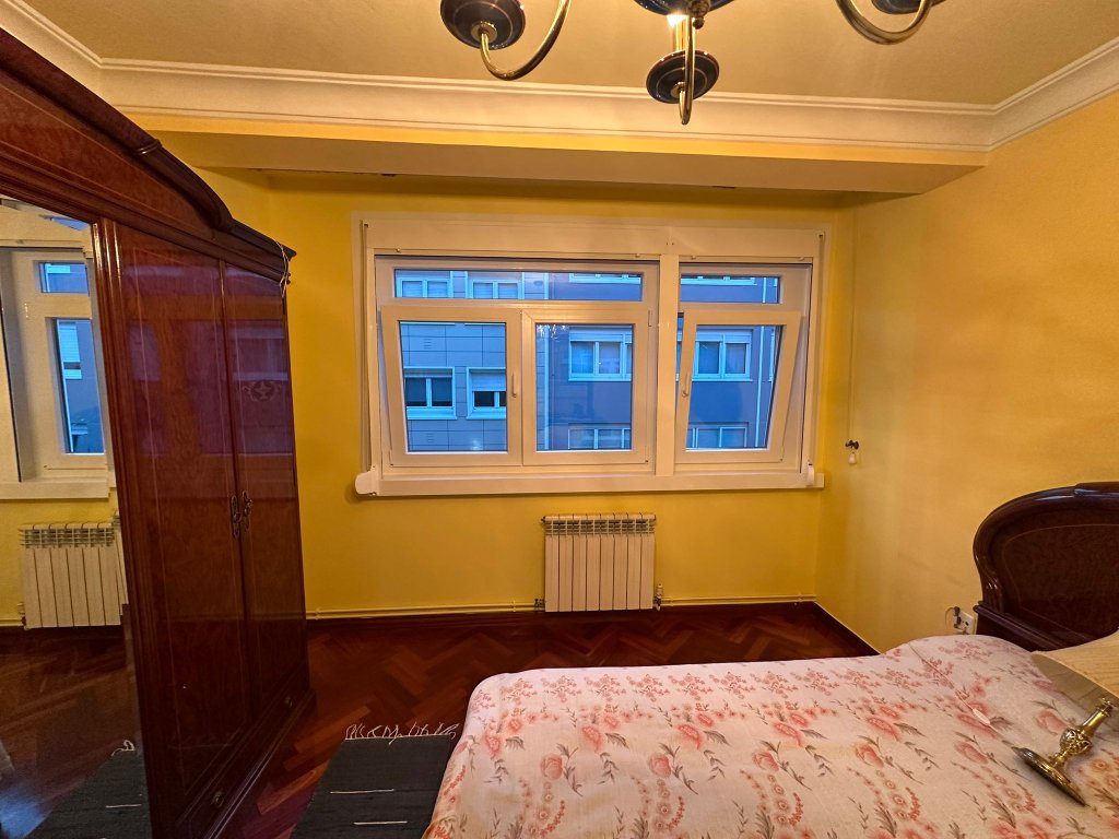 Ventana de PVC de tres hojas en dormitorio