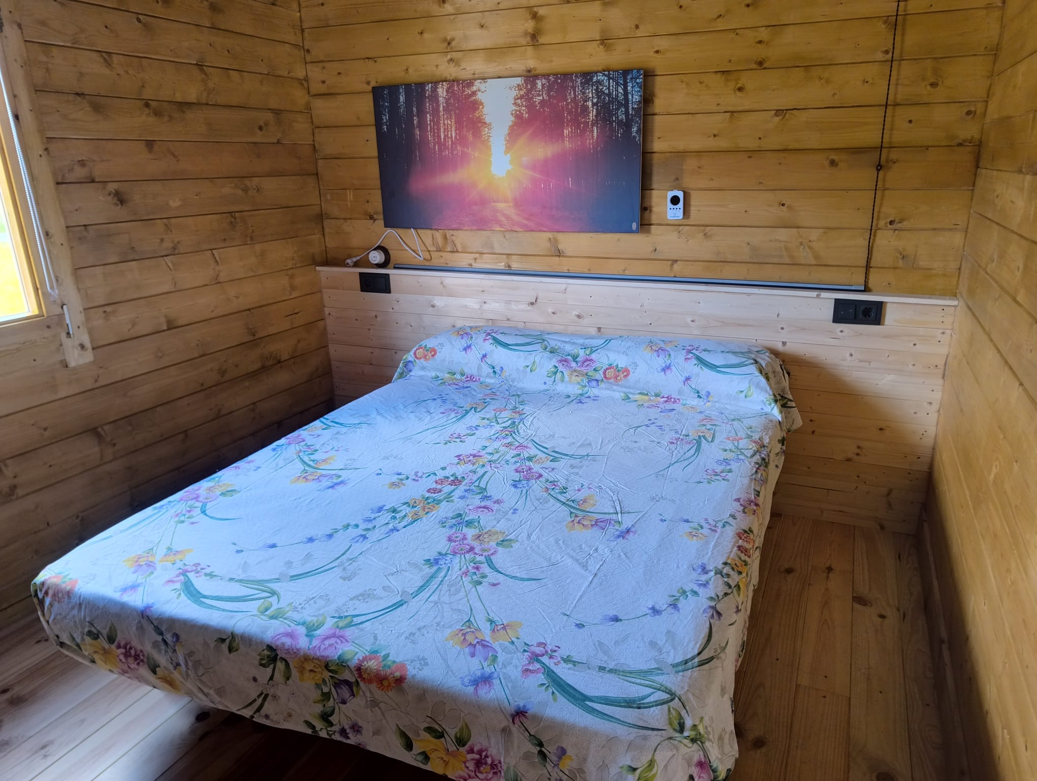 Dormitorio en casa de madera