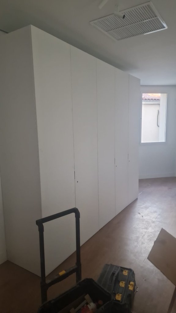 Salón pintado en reforma integral