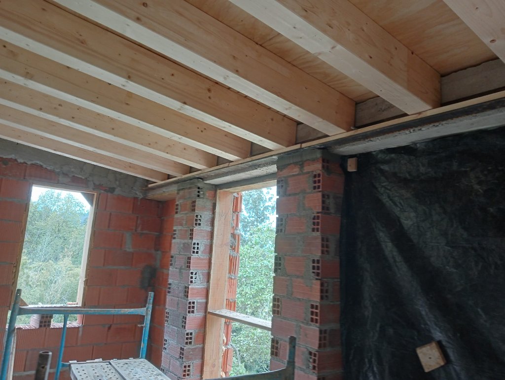 Forjado de madera en ampliación con pilares de ladrillo