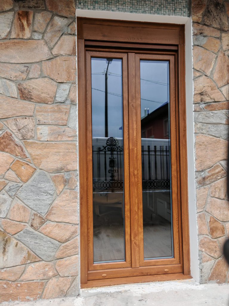 Puerta ventana acabado madera en piedra