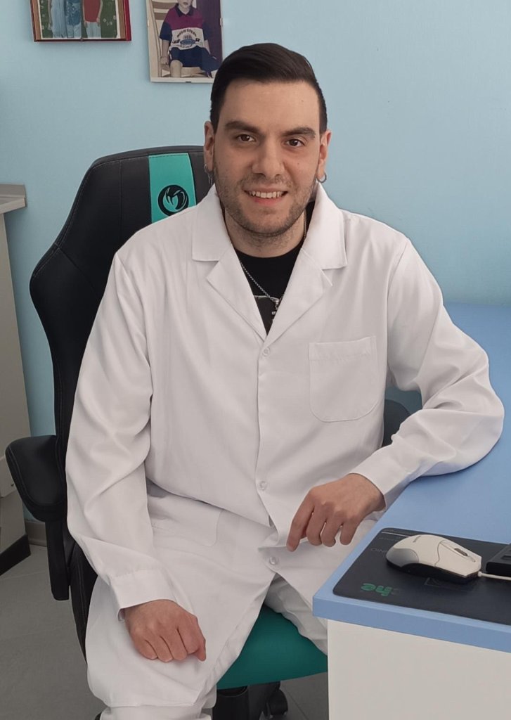 Dott. Corrado Rignoli durante una consulenza nel suo studio