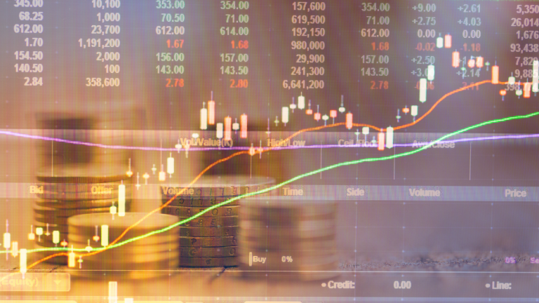 Tableau de bord de trading et données de marché affichés sur des pièces d'or
