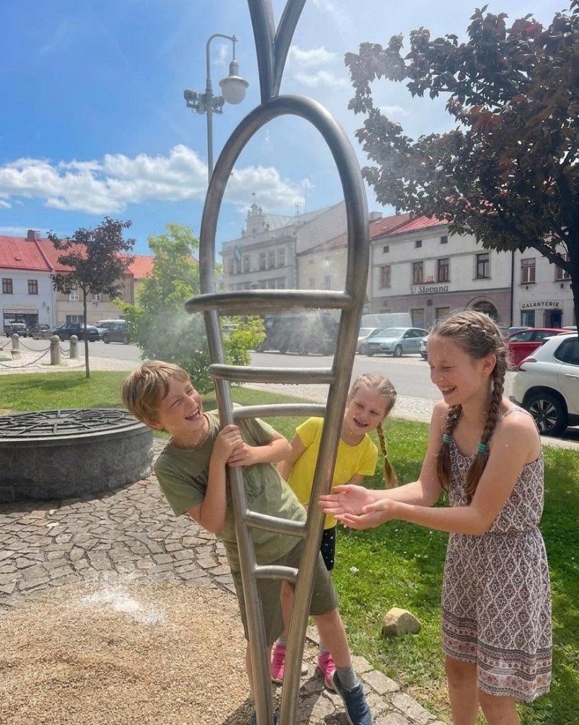 Nerezová mlžná socha MRKEV v Polné